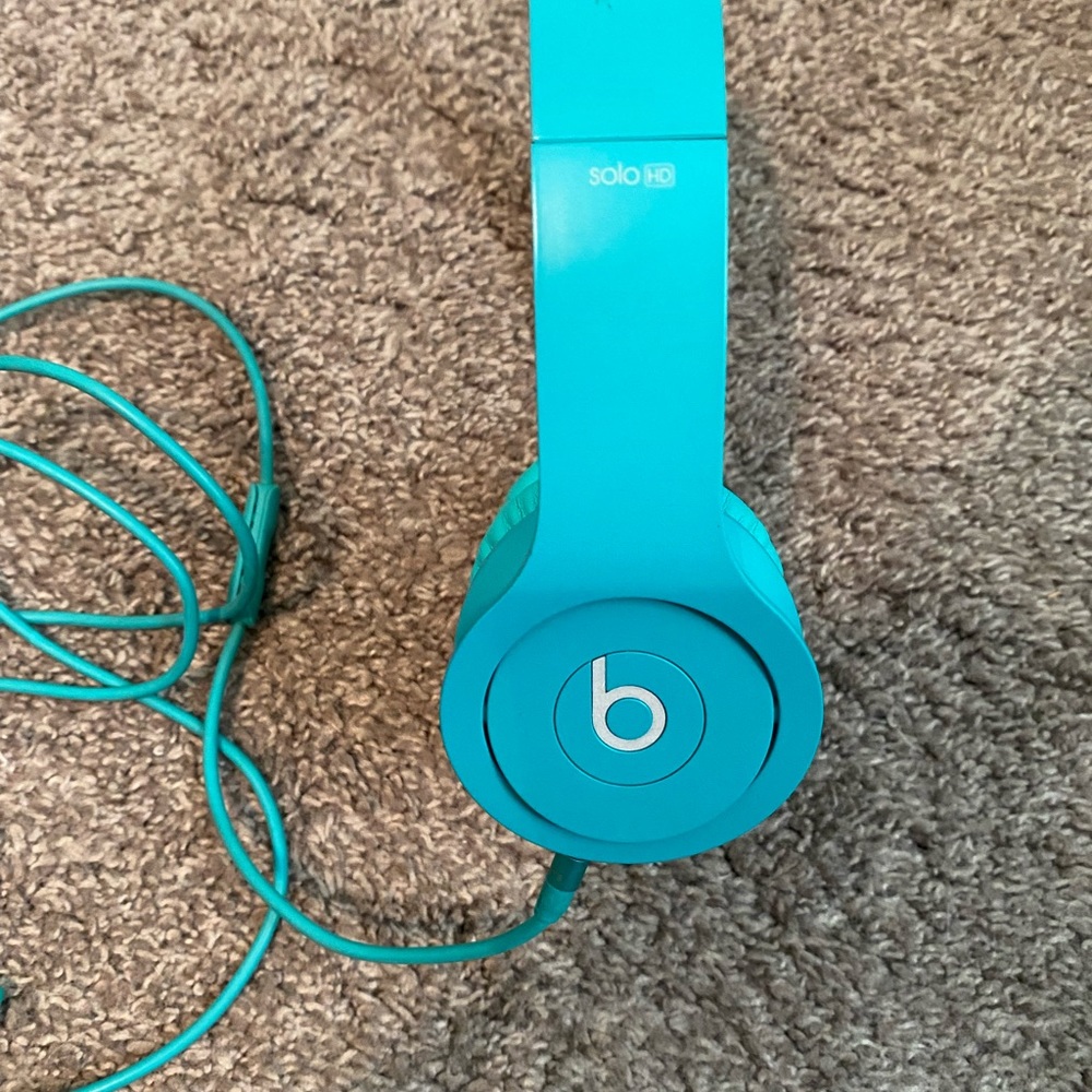 Beats by Dre Solo HD teal wired headphones great condition needs phone adapter